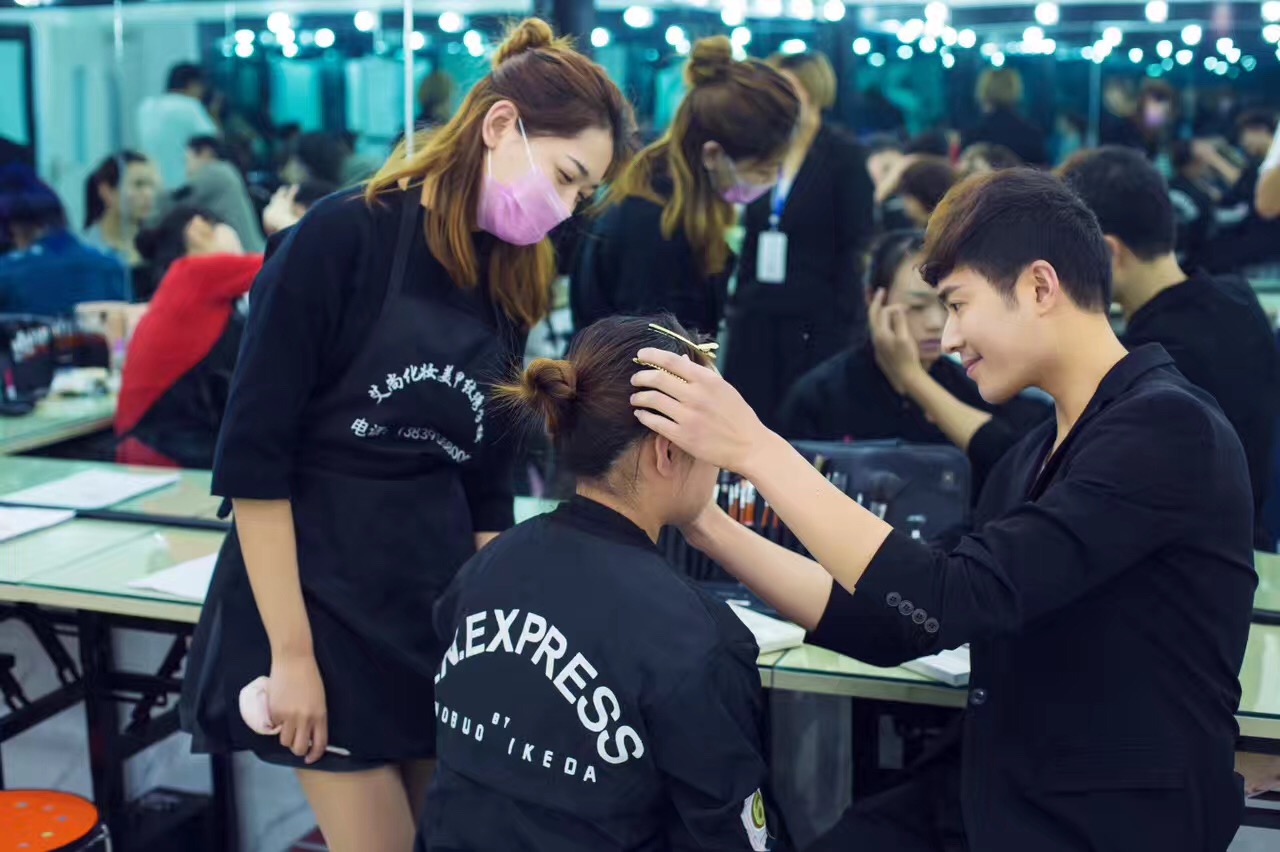 【艾尚课堂】开始化妆的第一步——底妆(图1) 【艾尚课堂】开始化妆的第一步——底妆(图1)