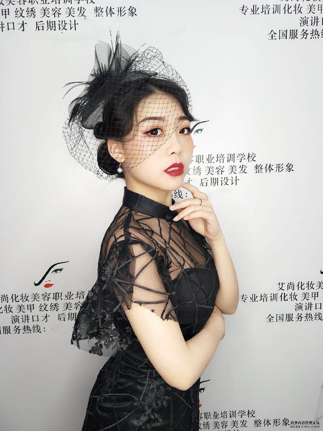学彩妆好不好,漯河学习化妆需要多少钱?(图1) 学彩妆好不好,漯河学习化妆需要多少钱?(图1)
