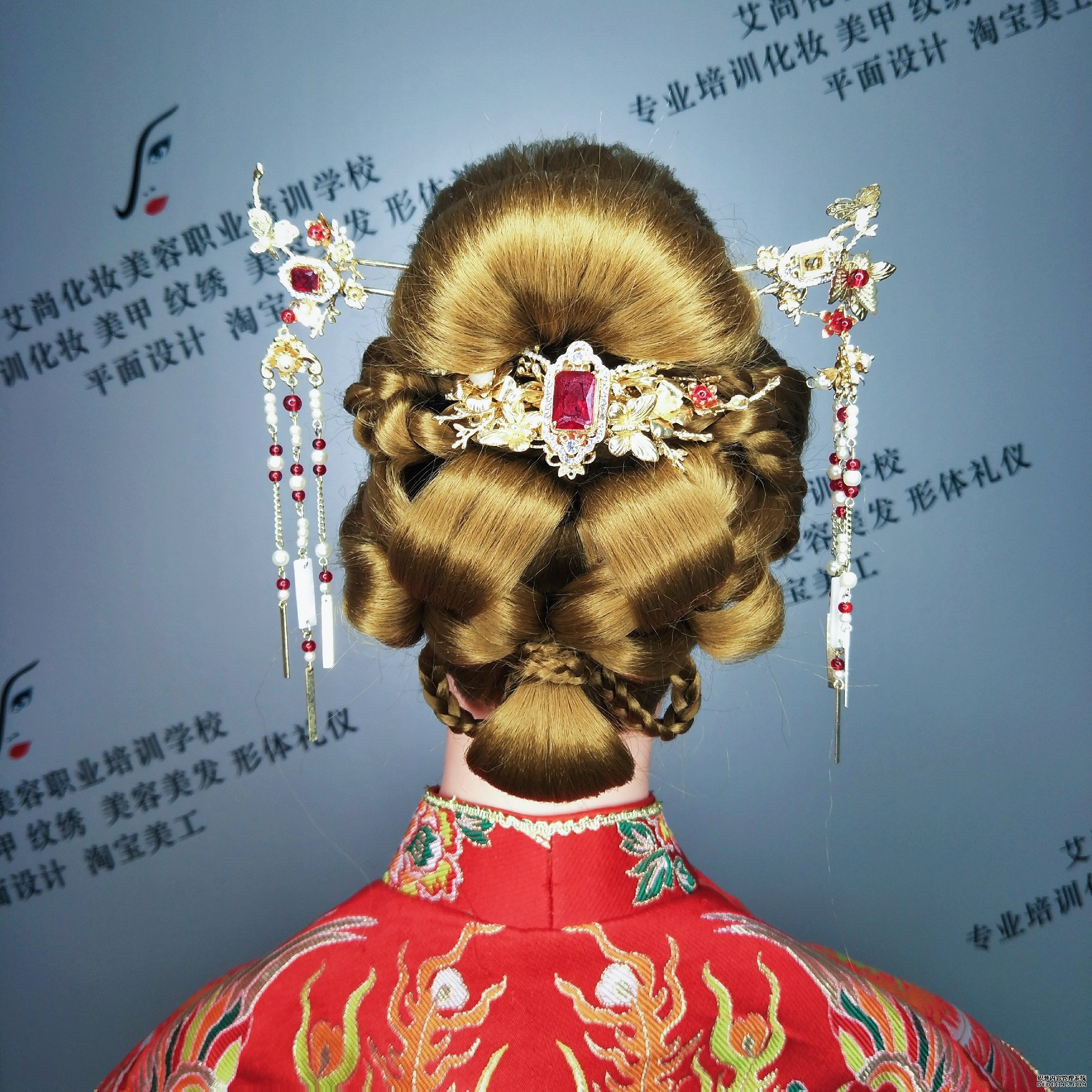在化妆师的行业中编发造型重要吗?漯河艾尚(图1) 在化妆师的行业中编发造型重要吗?漯河艾尚(图1)