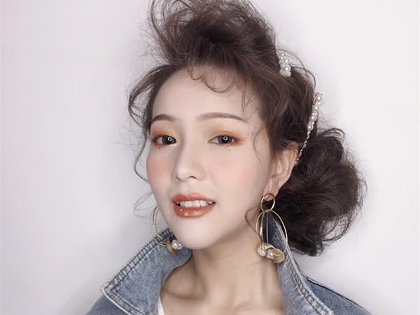 零基础学化妆好就业吗？(图1)