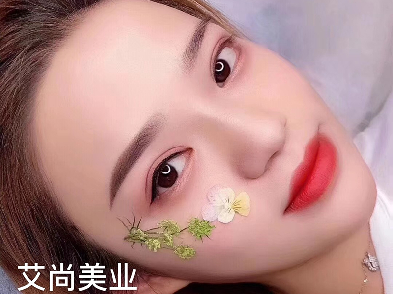 学纹眉纹眼线到漯河艾尚化妆美容职业培训学校(图1)