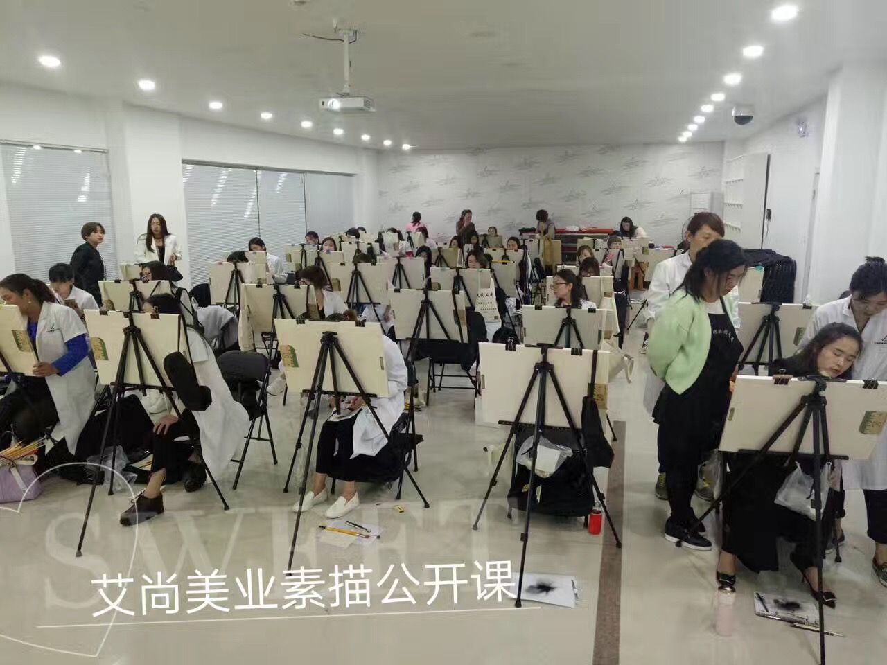 学纹眉纹眼线到漯河艾尚化妆美容职业培训学校(图2)